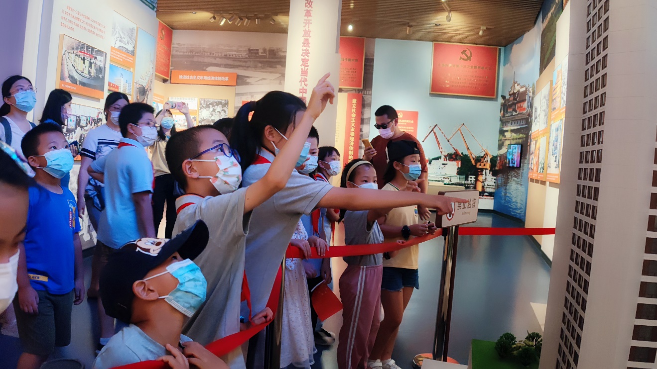 【红领巾寻访】 传承红色基因 缅怀革命先烈——金陵小学广志路校区三20中队寻访渡江胜利纪念馆_html_m7f2e73d7.jpg