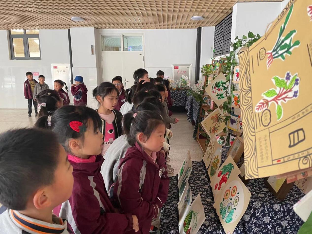 【广志特色教师】百草助力 艺趣无限-记金陵小学（广志路校区）特色教师赵晓萌_html_m73300755.jpg