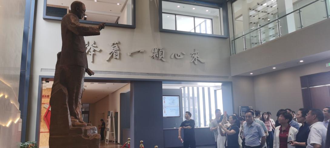 【二稿】七一党员外出学习师德馆新闻_html_24a078ce.jpg