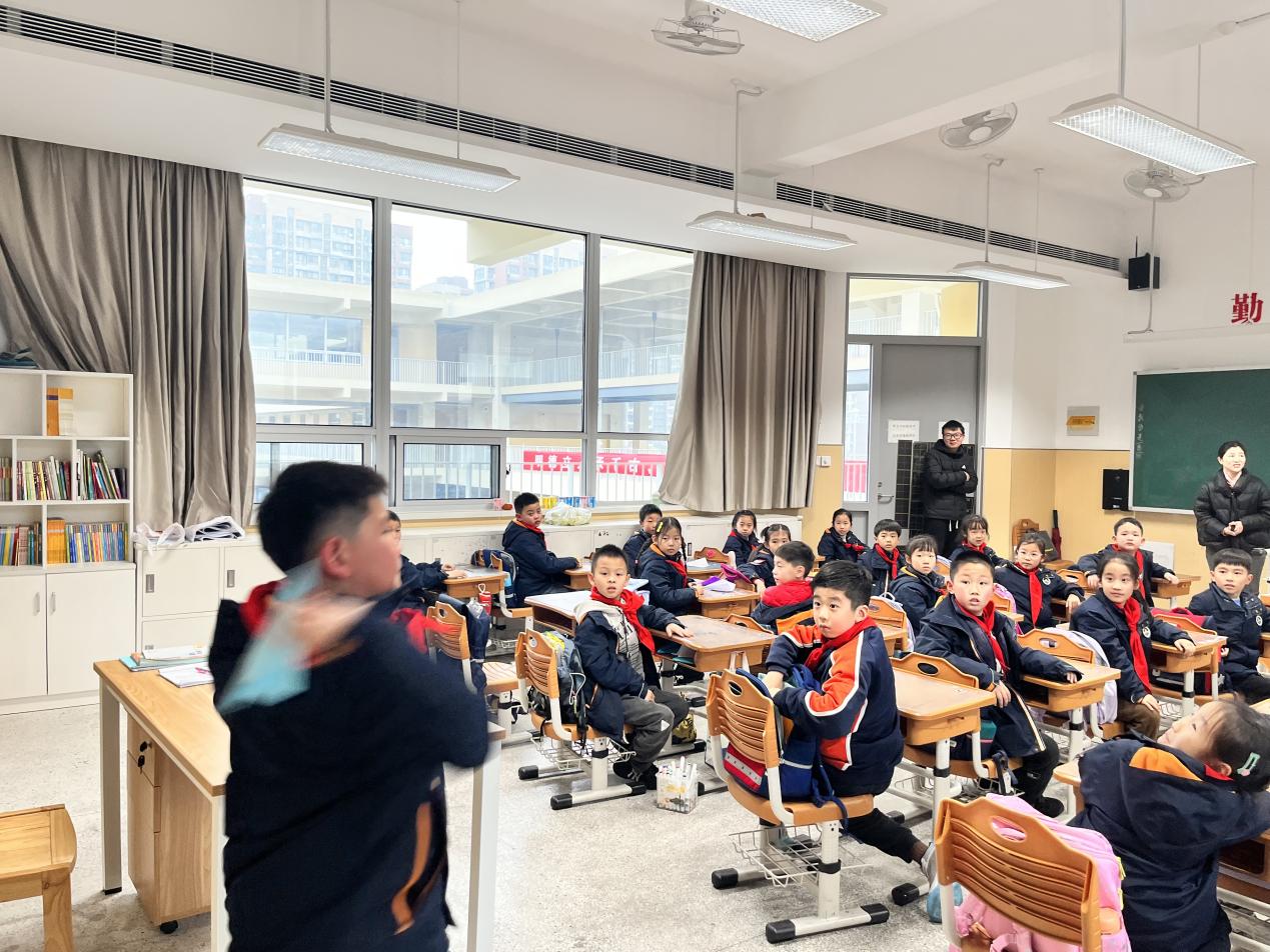 【湖畔•家校共育】有趣的纸飞机（第一期）——二（21）班家长进课堂活动_html_m4befc43a.jpg