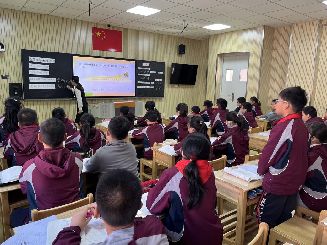 【湖畔·童化课堂】深入教材求本真 引领儿童历其美——数学校本研修之课例研讨（154）_html_40c5c8cd.jpg