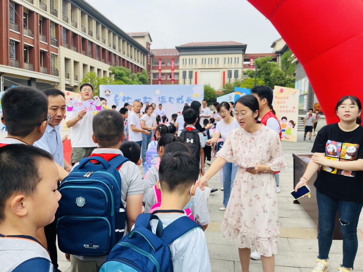 【湖畔·学生活动】“童你一起  遇见成长”——金陵小学（仙林湖校区）2023年秋季开学典礼暨新生入学仪式_html_m73e5ca90.jpg