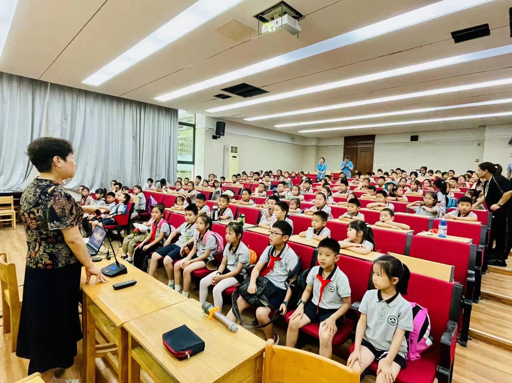 【湖畔·学生活动】创新实践在自然 劳动研学促成长——栖霞区劳动教育月金陵小学（仙林湖校区）生态园研学活动_html_m4f066e8b.jpg