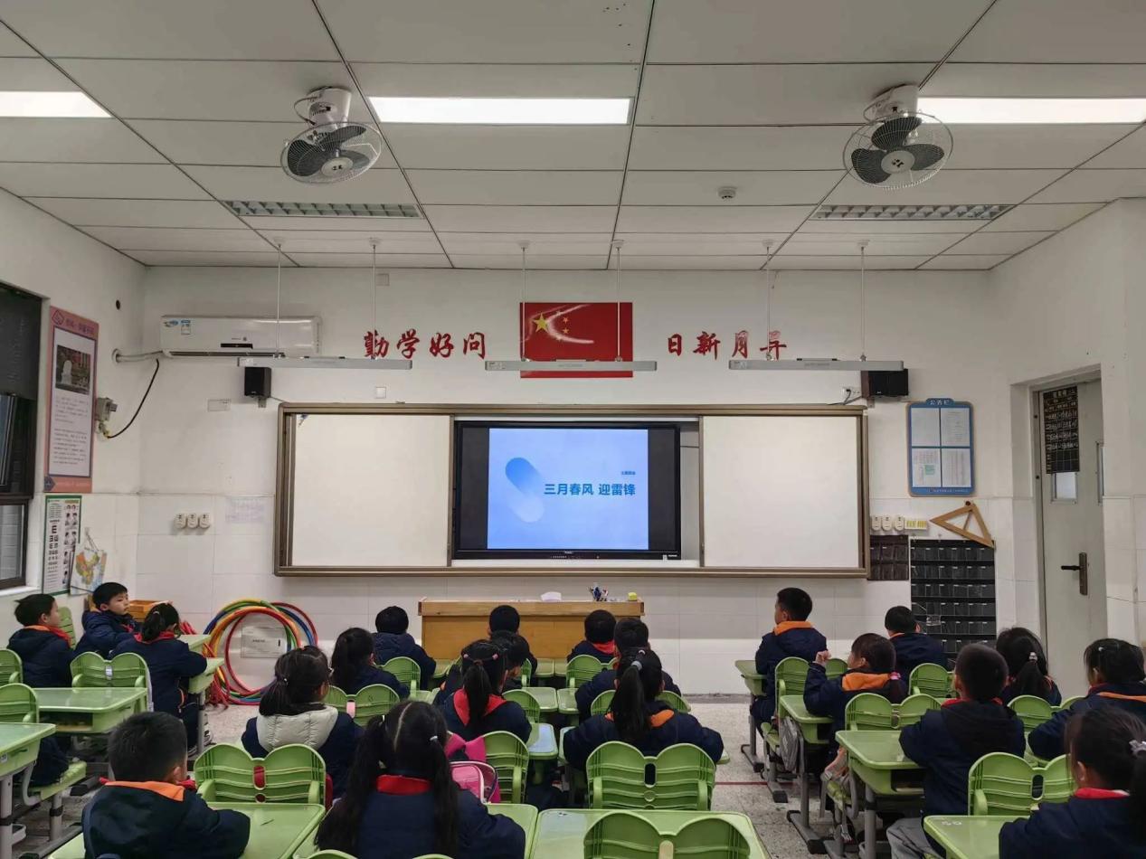 【湖畔·学生活动】传承雷锋精神，共筑校园新风 ——南京市金陵小学（仙林湖校区）开展学习雷锋精神主题班会活动_html_m1cb5e49b.jpg