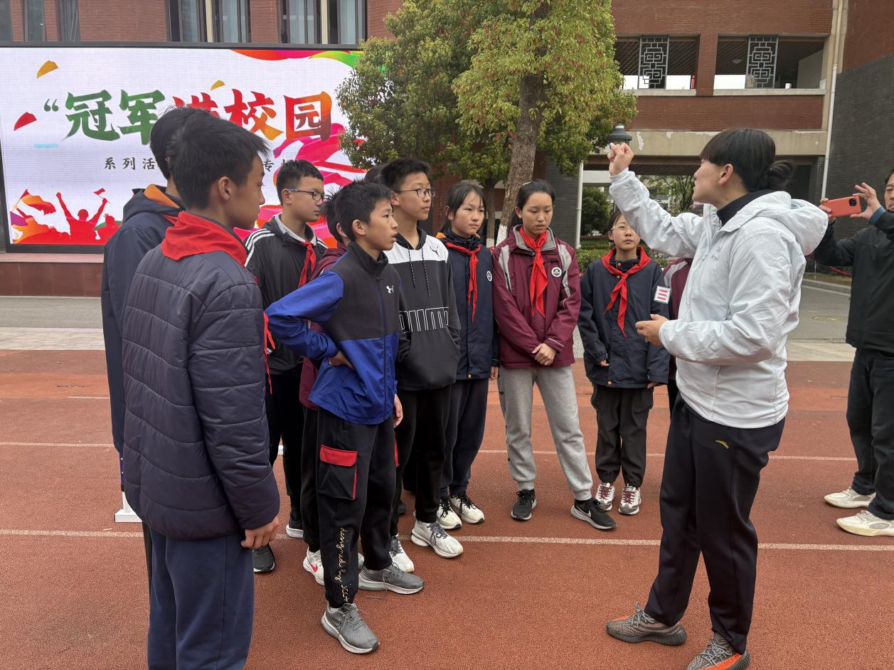 冠军精神 点亮校园，冠军进校园系列活动——成雅凡、江帆携跨栏故事激励学子_html_353a159f.jpg