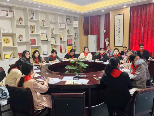 心系红领巾 当好引路人——林卫云名辅导员工作室举行一年级预备辅导员专题培训活动_html_745554b8.jpg