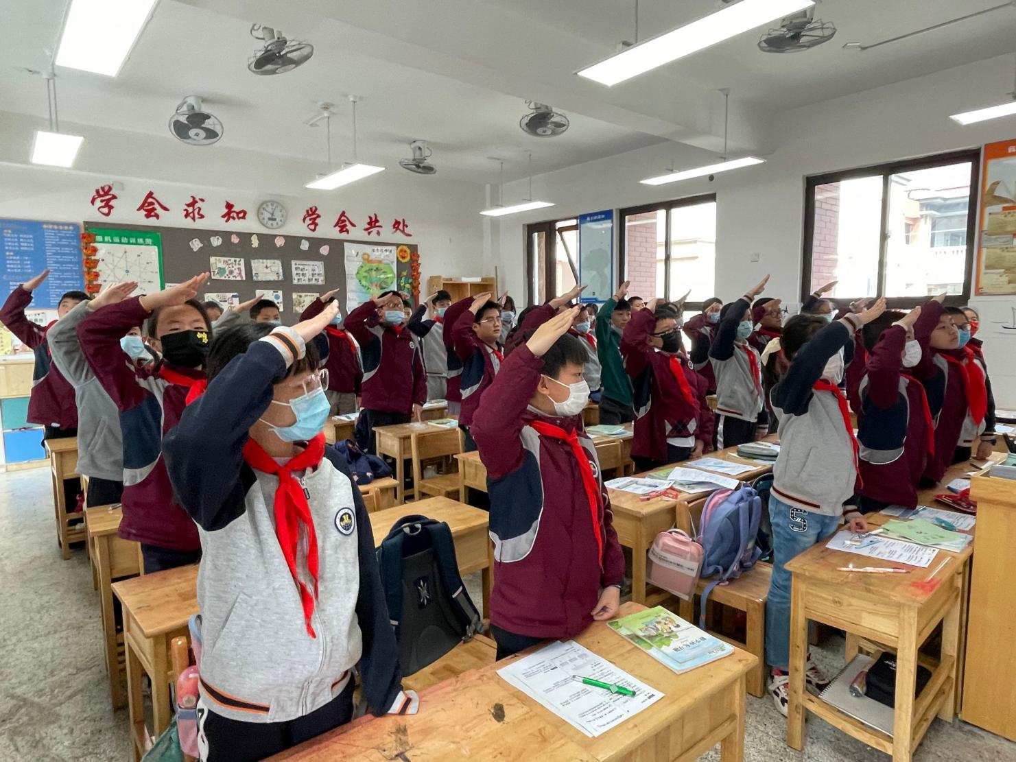 【湖畔光影·升旗仪式】你所想象的美好，在书中皆有可能——金陵小学（仙林湖校区）第十周线上升旗仪式_html_64339e6f.jpg