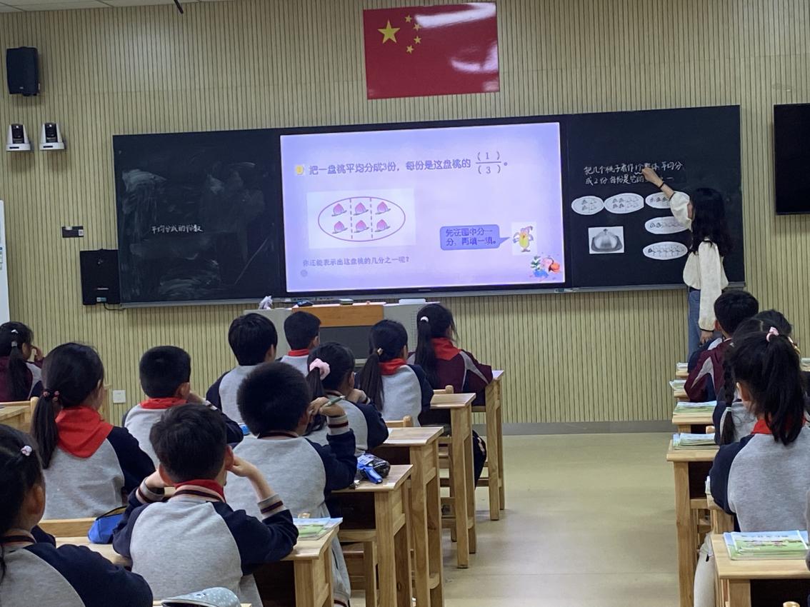 【湖畔光影】跳出“数”的束缚 感受“思”的根本——记金陵小学（仙林湖校区）数学校本研修之课例研讨（146）_html_m25bfb943.jpg