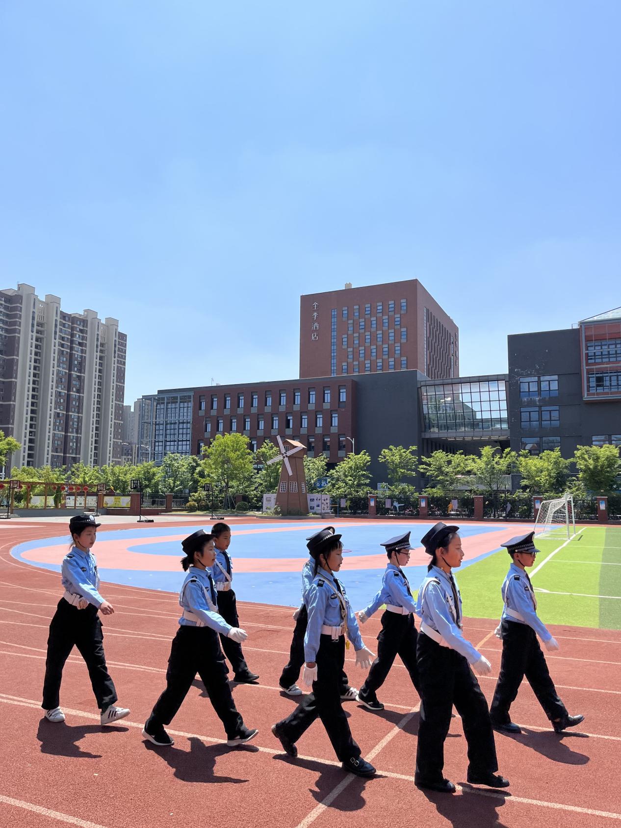 【湖畔光影】小交警爱劳动，属你最“警”彩_html_m5119c548.jpg
