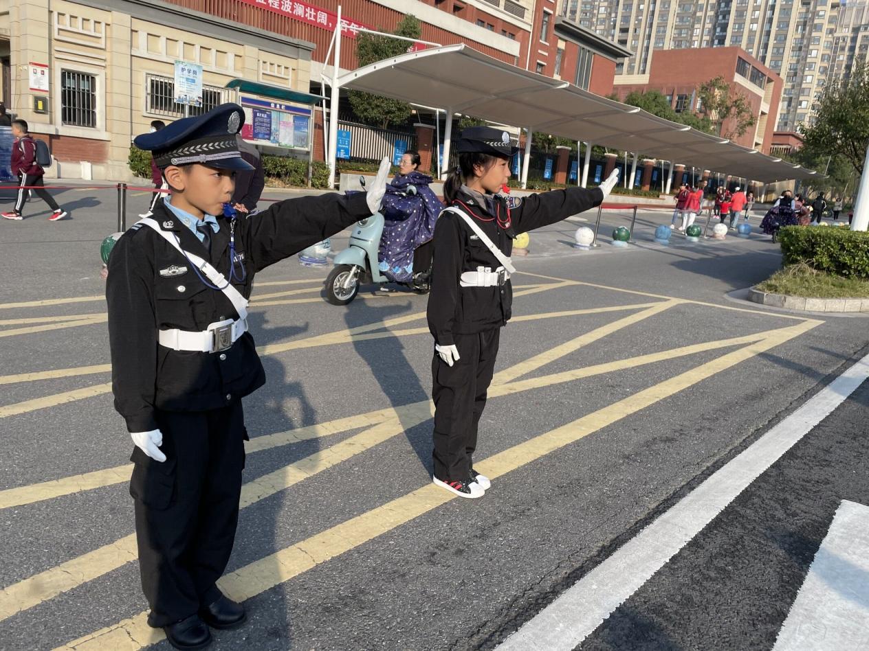 【湖畔光影】小交警爱劳动，属你最“警”彩_html_m3b8b26c8.jpg
