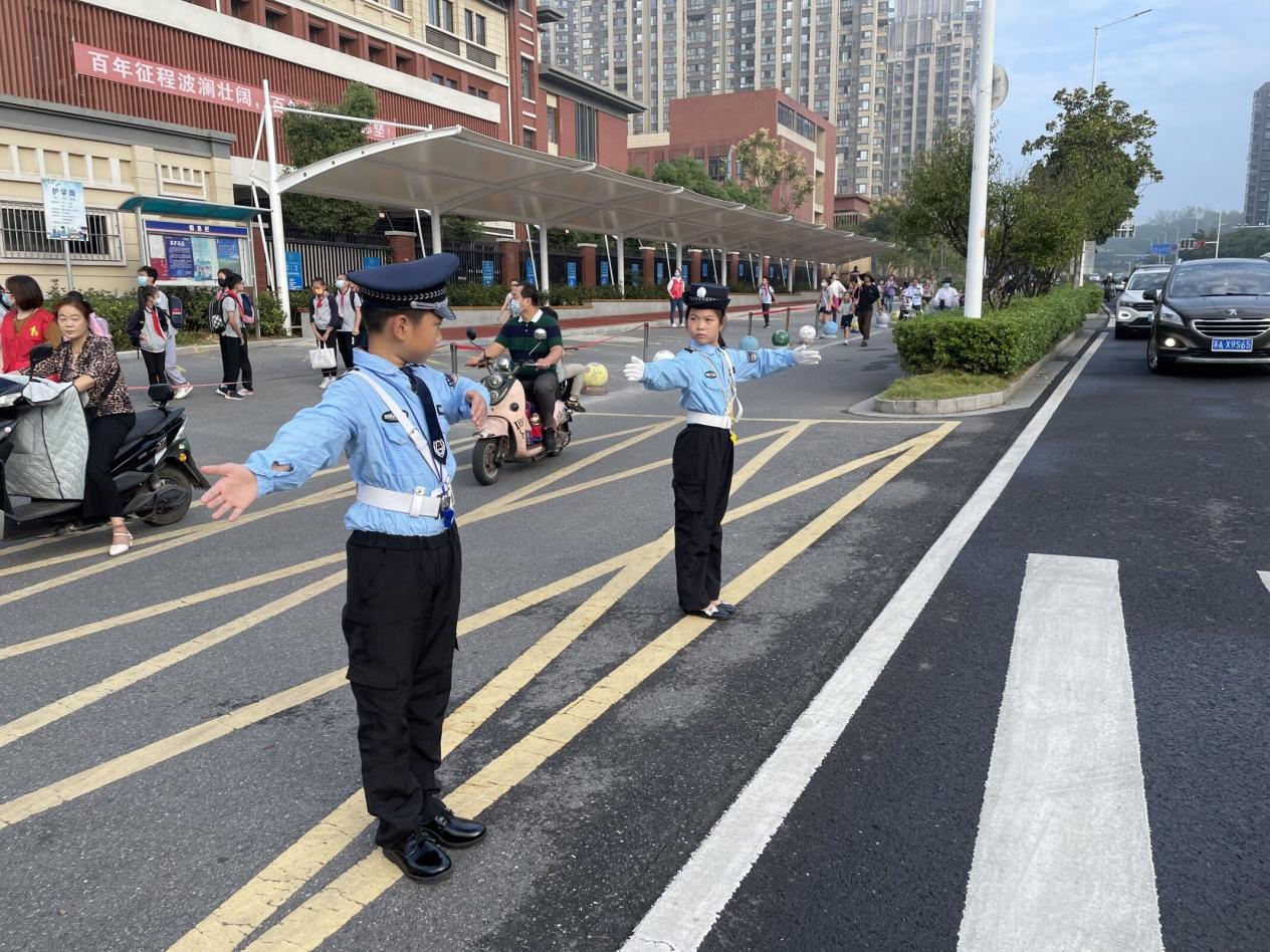 【湖畔光影】小交警爱劳动，属你最“警”彩_html_580e1240.jpg