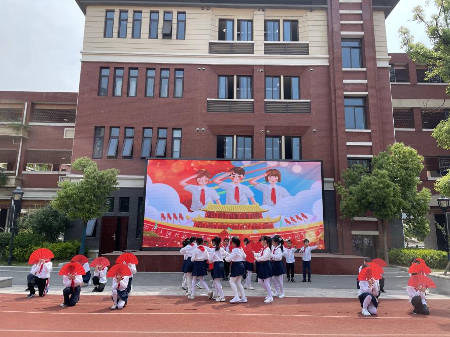 【湖畔光影·升旗仪式】美与劳动同在——金陵小学（仙林湖校区）第十三周升旗仪式_html_m3d89bcde.jpg