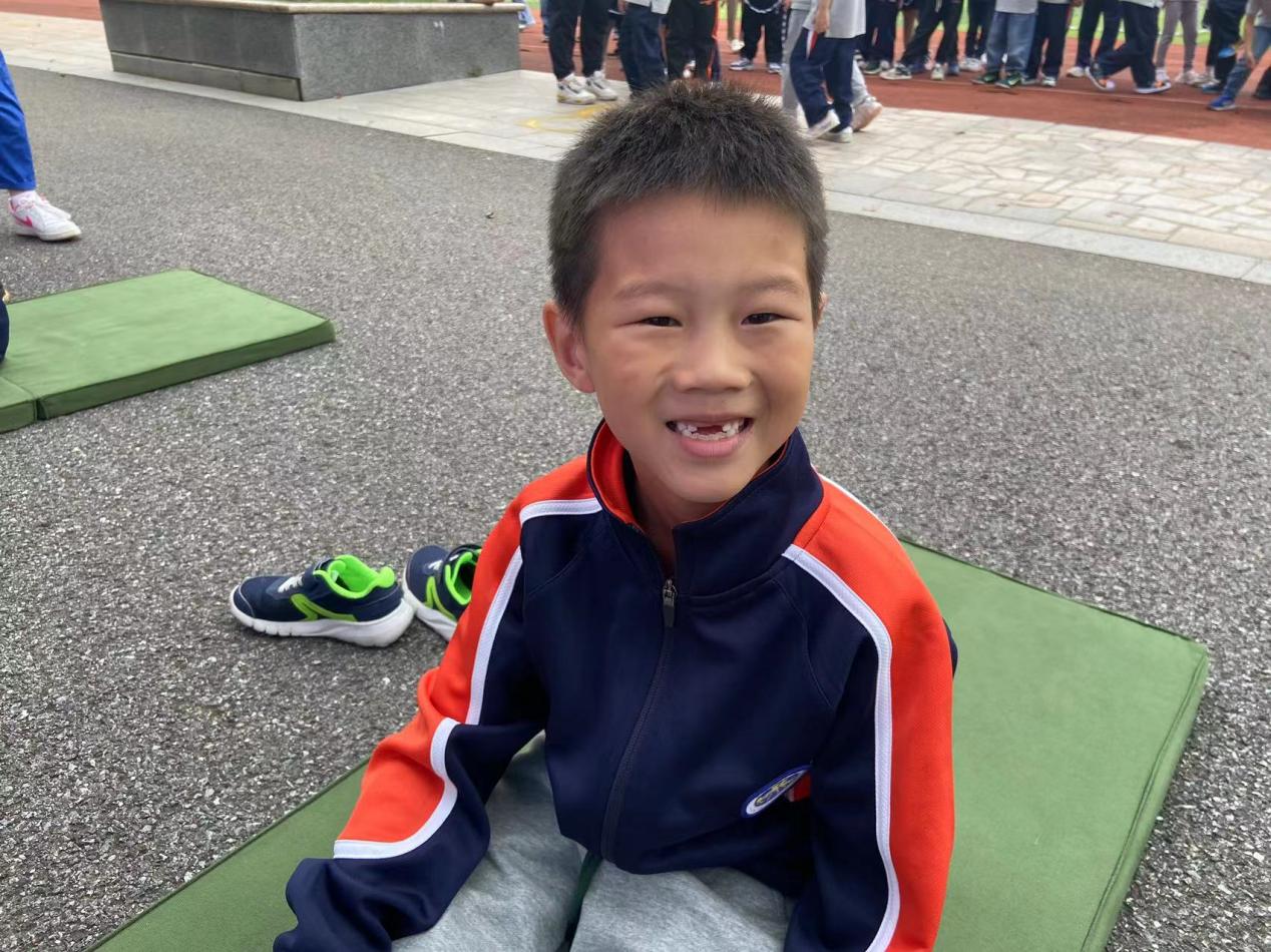 【湖畔·全学科活动周】活力四射、趣享体育——第六届体育活动周之一年级“坐位体前屈”比赛_html_6654a8b4.jpg