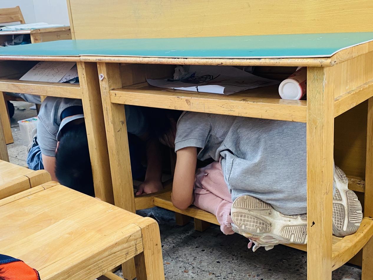 【湖畔·共佑安全】以“练”筑防、临“震”不慌——金陵小学（仙林湖校区）开展地震应急疏散演练活动_html_21d1c121.jpg