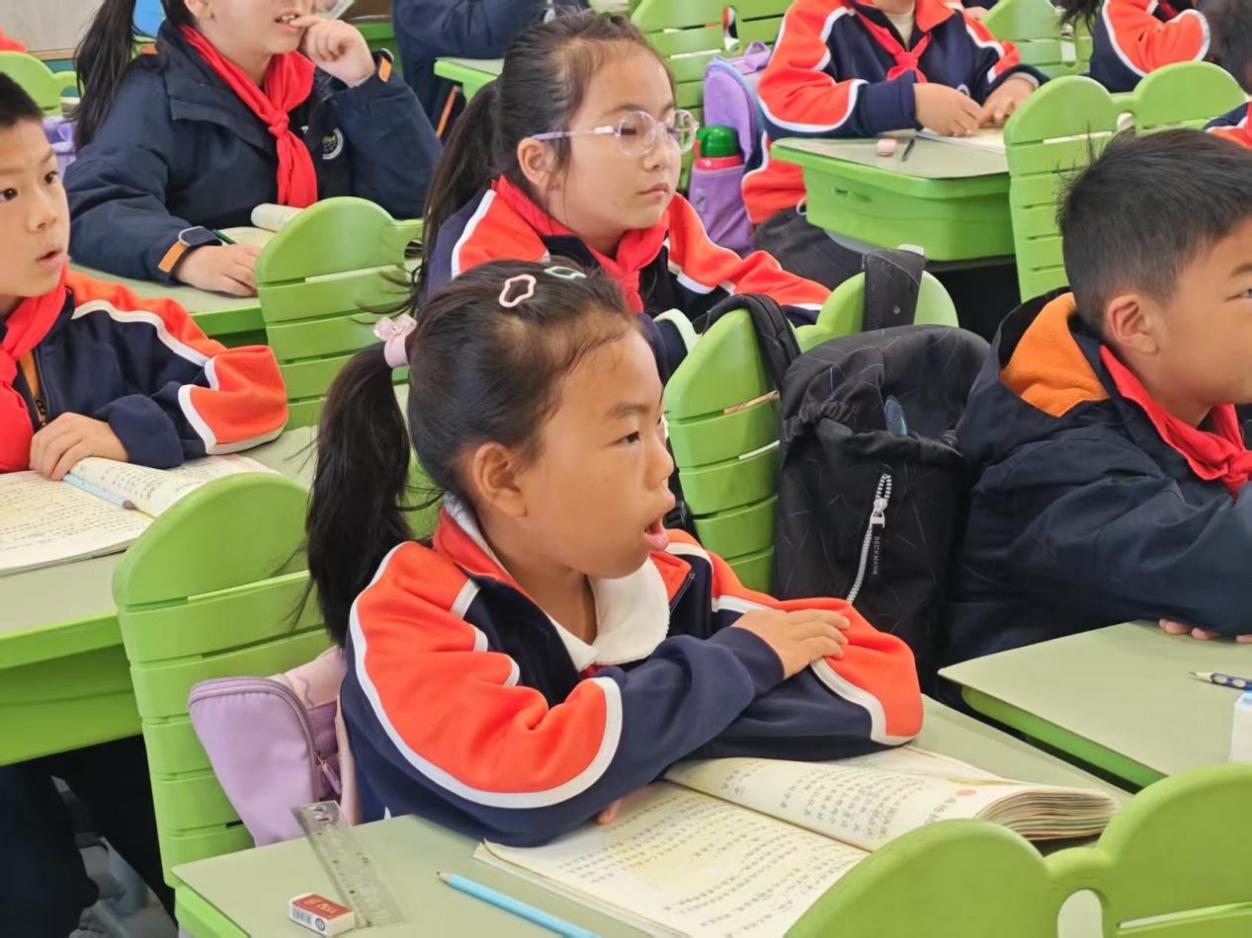 【湖畔·童化课堂】变换视角思考 表述不同看法——记金陵小学（仙林湖校区）二年级语文组教研活动_html_m3c86765e.jpg