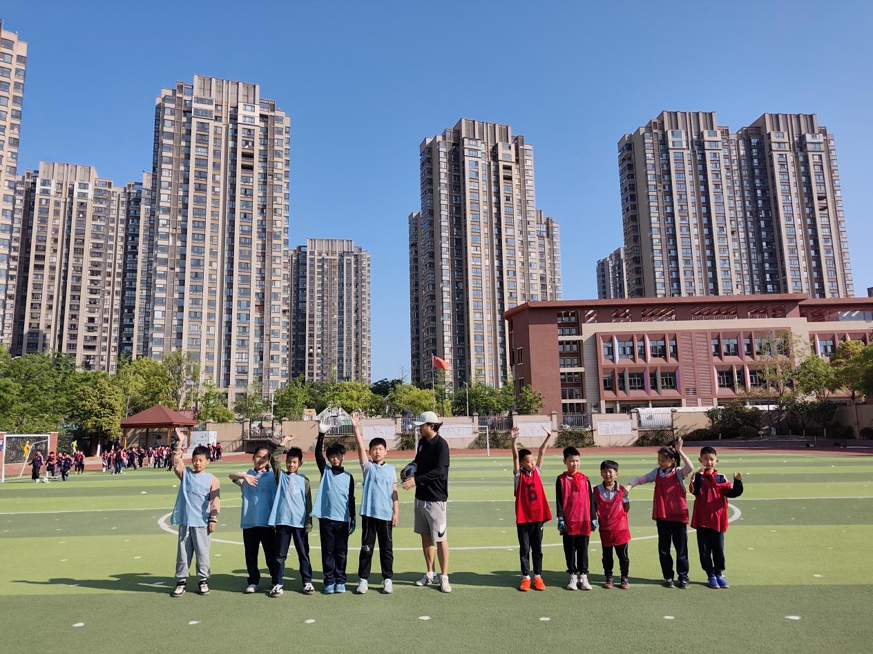 【湖畔·学生活动】激战正酣，精彩不断：金陵小学（仙林湖校区）“校长杯”足球联赛第二轮精彩对决_html_7aee23a4.jpg