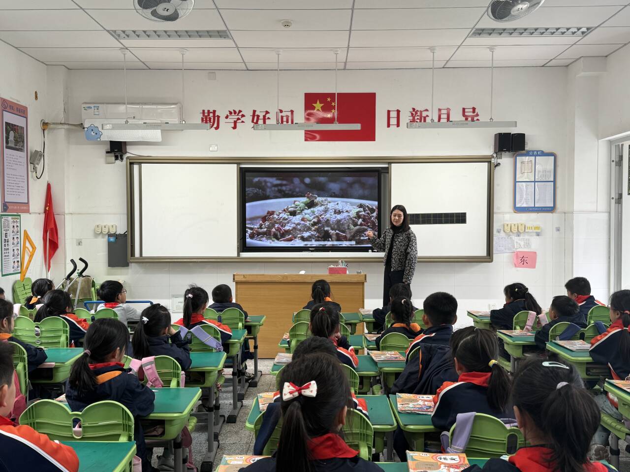【湖畔&middot;童化课堂】深耕趣味课堂，赋能语文教学——记金陵小学（仙林湖校区）二年级语文组教研活动_html_736eda84.jpg