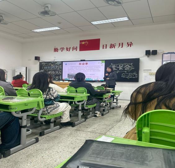 【湖畔·家校共育】共话成长路，携手小升初——南京市金陵小学（仙林湖校区）召开六年级家长会_html_m30d9c0d1.jpg