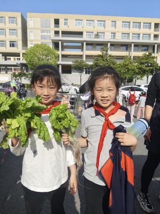【湖畔·学生活动】金陵小学（仙林湖校区）首启“为‘小虎’建粮仓”蔬菜义卖活动 童心筑爱守护生态_html_571ee0ec.jpg