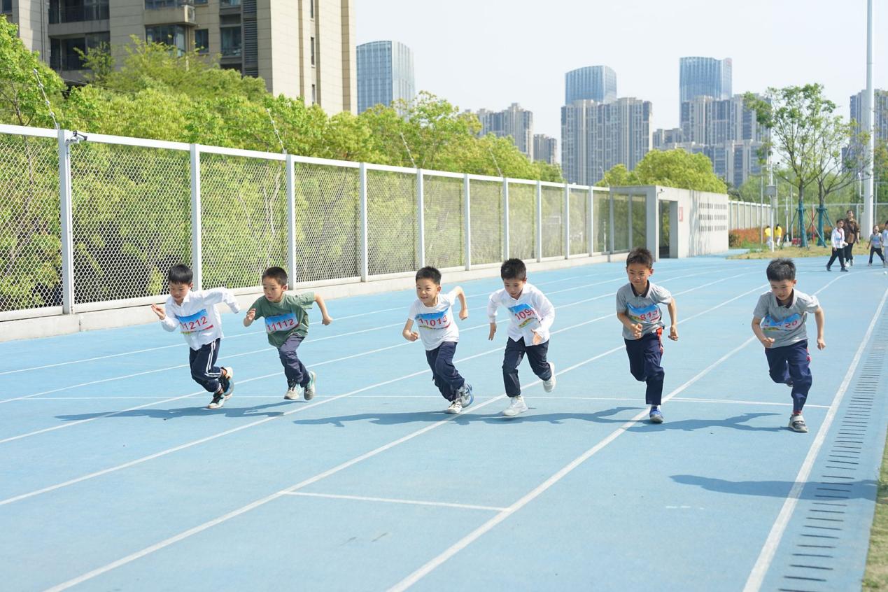 【湖畔·学生活动】在灿烂阳光下——记南京市金陵小学（仙林湖校区）2024—2025学年春季田径运动会（一、三年级）_html_m2e021a6f.jpg