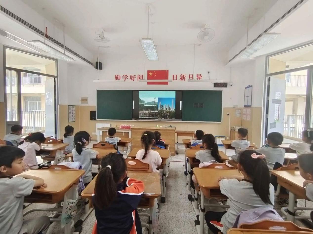 【湖畔·学生活动】劳动点亮成长，平凡铸就伟大——金陵小学（仙林湖校区）开展劳动教育主题班会_html_7b2ac2ce.jpg