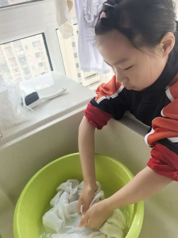 【湖畔·学生活动】劳动最光荣，争做劳动小达人——南京市金陵小学（仙林湖校区）五一劳动实践活动_html_335d68af.png