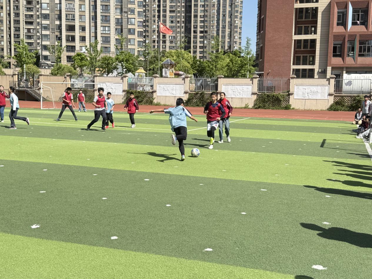 【湖畔·学生活动】金陵小学（仙林湖校区）“校长杯”六年级足球联赛第二轮战报——绿茵展风采，足球聚班魂_html_748d5005.jpg