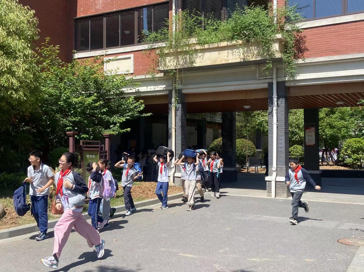 【湖畔·共佑安全】人人讲安全，个个会应急——金陵小学（仙林湖校区）开展地震防灾演练活动_html_45c63e5e.jpg