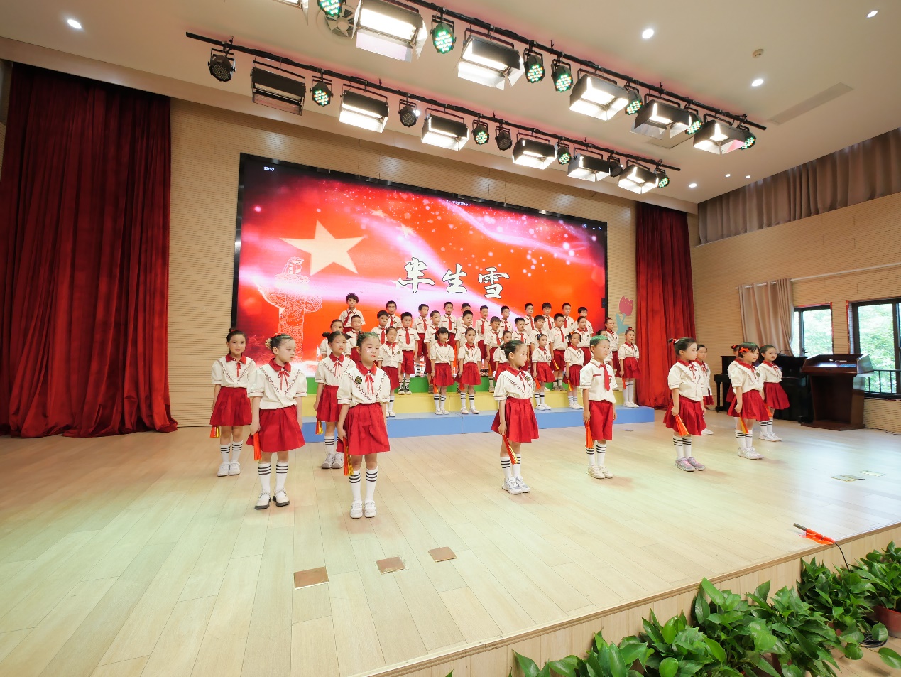 【湖畔·学生活动】“红领巾爱祖国●闪闪发光的你”——合唱比赛一年级专场_html_7980b065.jpg