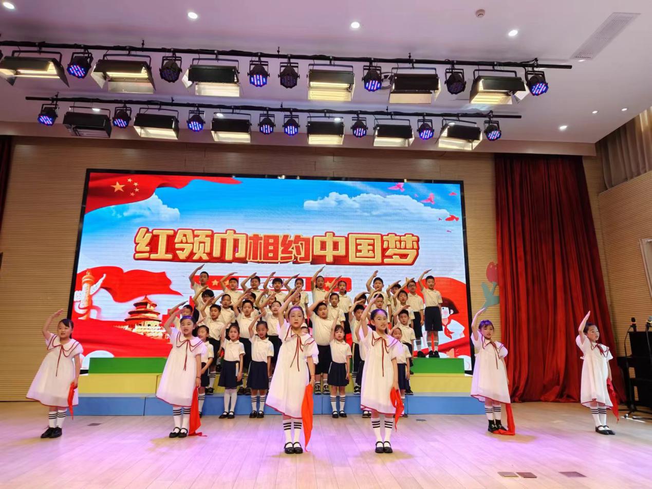 【湖畔·学生活动】“红领巾爱祖国●闪闪发光的你”——合唱比赛一年级专场_html_626e8f90.jpg