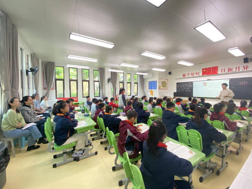 【湖畔·家校共育】双向奔赴，共育花开——金陵小学（仙林湖校区）第四次“家长开放月”活动总结_html_m54e30f9d.jpg