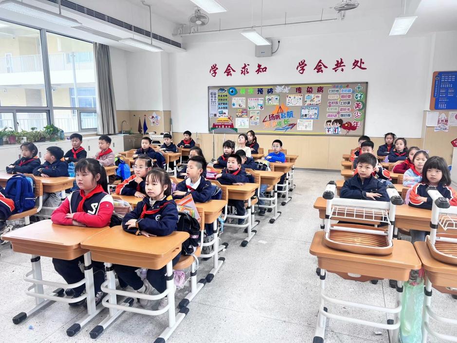 【湖畔·学生活动】与法同行 护航成长——普法宣传进校园活动_html_2786a156.jpg
