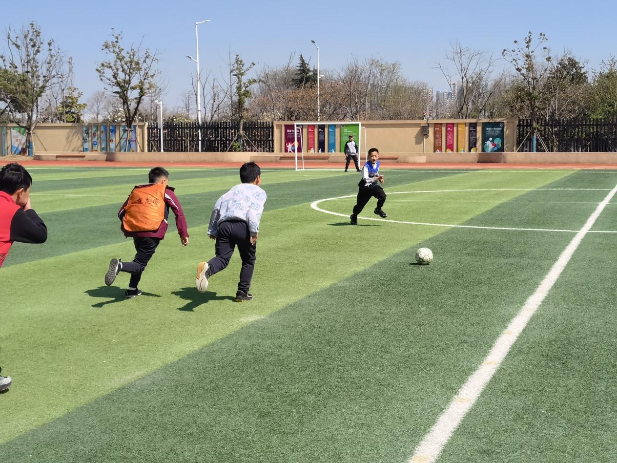 【博学广志】足球传递梦想 绿茵放飞希望—金陵小学广志路校区第二届“校长杯”校园足球联赛侧记_html_159e4d1a.jpg
