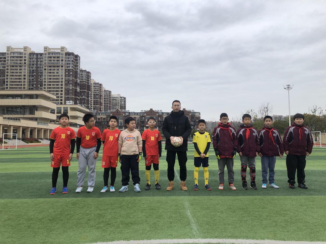 【博学广志】足球传递梦想 绿茵放飞希望—金陵小学广志路校区第二届“校长杯”校园足球联赛侧记_html_4b26486e.jpg
