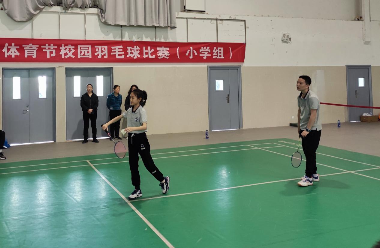 【博学广志】超越自我 无“羽”伦比——金陵小学广志路校区参加栖霞区阳光体育节校园羽毛球比赛_html_m3fc1cb89.jpg
