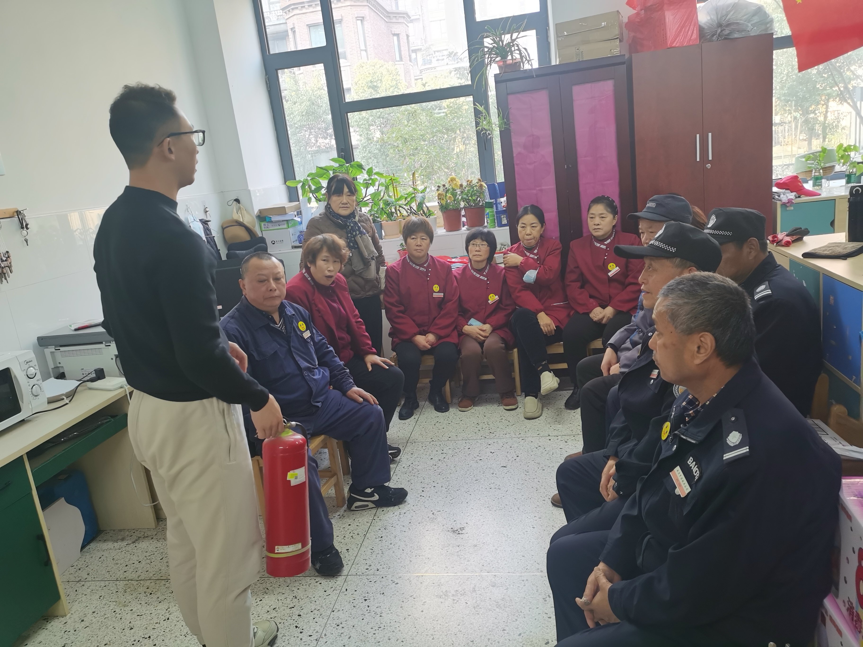 【博学广志】加强实操培训 熟练灭火技能——金陵小学（广志路校区）组织消防灭火器使用培训_html_457561a0.jpg