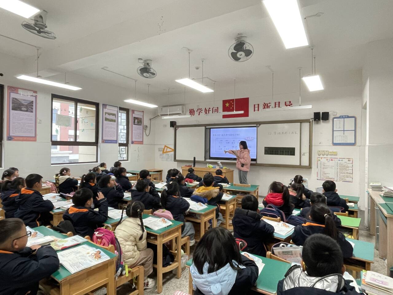 【湖畔·童化课堂】研讨出真知 同心促发展——记金陵小学（仙林湖校区）一年级语文组教研活动_html_m1b0940bc.jpg