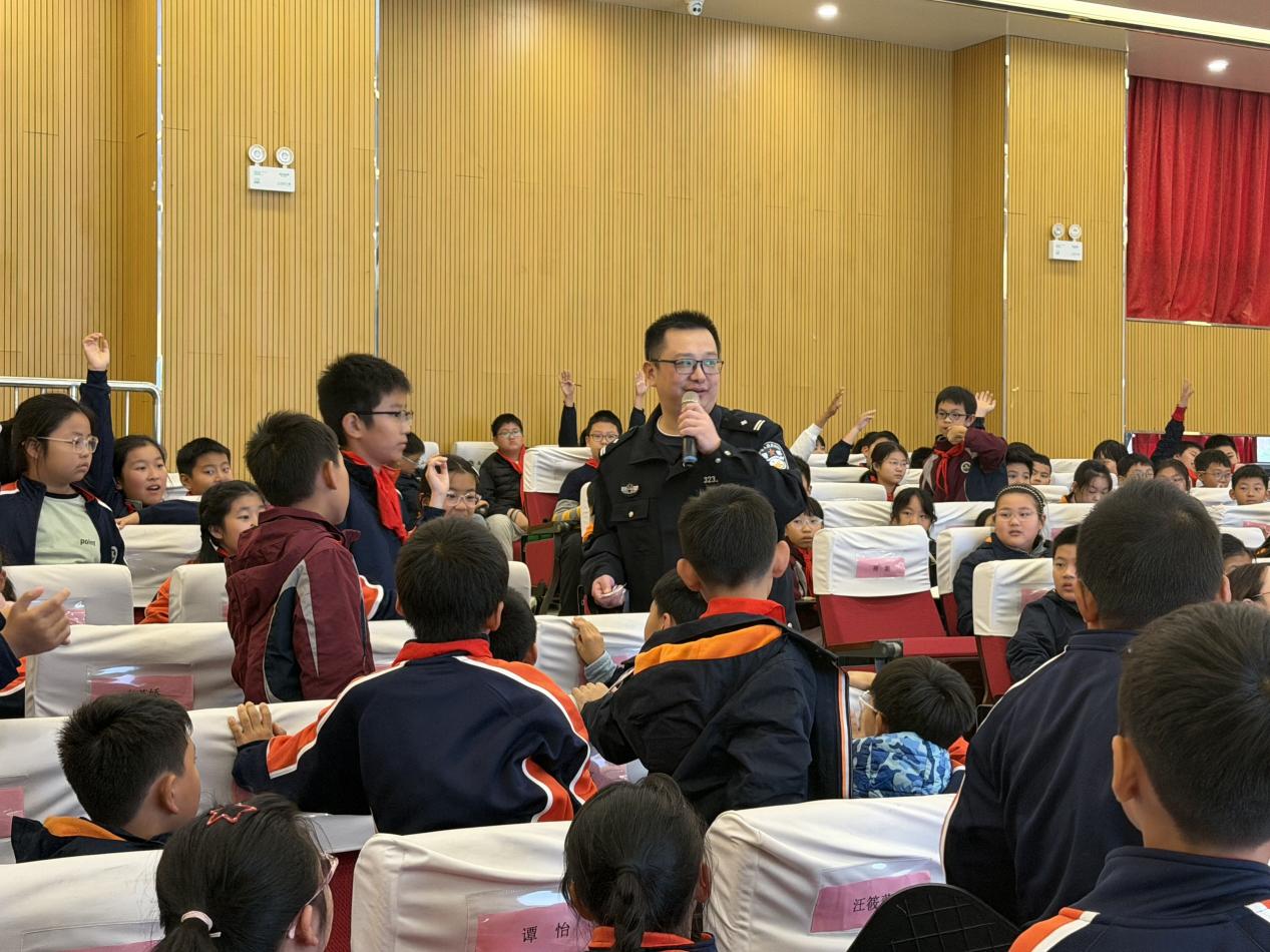 【博学广志】“防范新型毒品 守护绿色童年”——金陵小学广志路校区开展禁毒宣讲活动_html_55dbcb6a.jpg