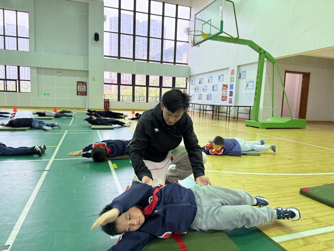 【湖畔·协同育人】精准教研引领入校园 深度把脉课堂促成长——栖霞区体育教研员莅临学校开展调研与听课指导活动_html_6c1b5467.jpg