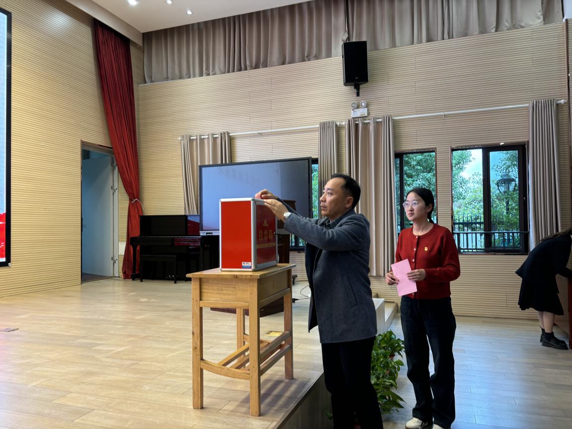 【湖畔·先锋示范】信念坚定，新程扬帆——中共南京市金陵小学仙林湖校区党支部预备党员转正大会docx_html_65281e42.jpg