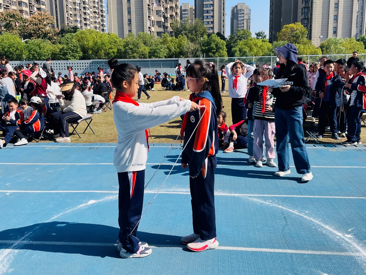 【湖畔·学生活动】秋韵燃动，逐梦赛场——记南京市金陵小学（仙林湖校区）2024—2025学年秋季趣味运动会（一、三年级）_html_m3f025842.jpg