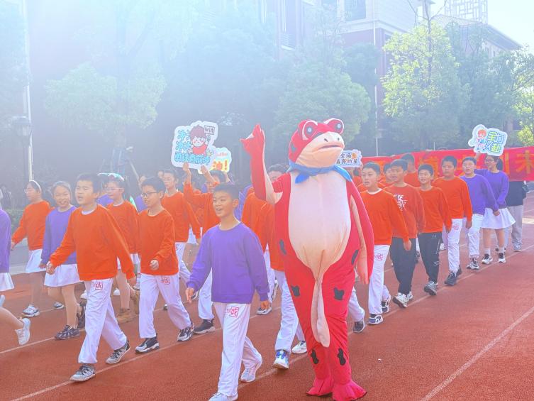 【湖畔·学生活动】“做自己的冠军”——2024—2025学年秋季运动会开幕式_html_m50d351aa.jpg