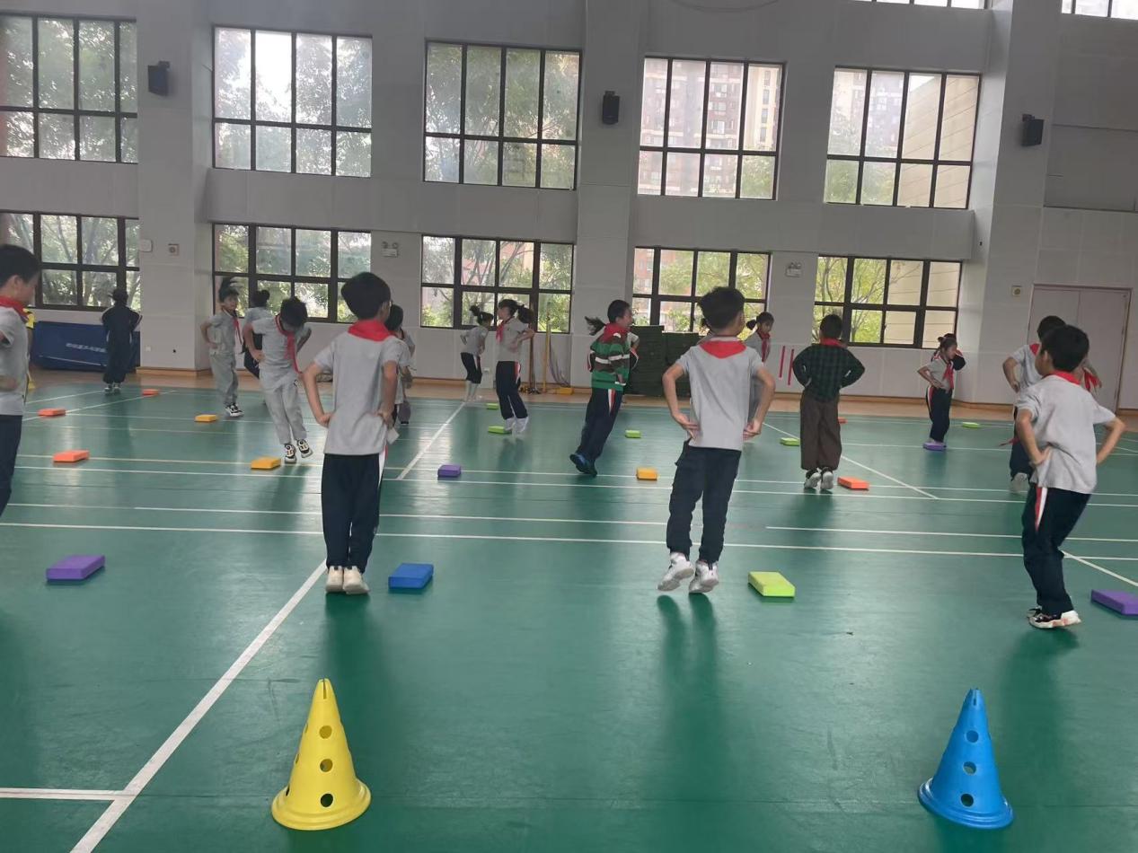 【湖畔·协同育人】精准教研引领入校园 深度把脉课堂促成长——栖霞区体育教研员莅临学校开展调研与听课指导活动_html_1006b65d.jpg