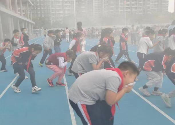 【湖畔·共佑安全】火灾英雄走进校园，点燃心中“安全之火”——金陵小学（仙林湖校区）消防安全教育活动_html_m5cc47aa7.jpg