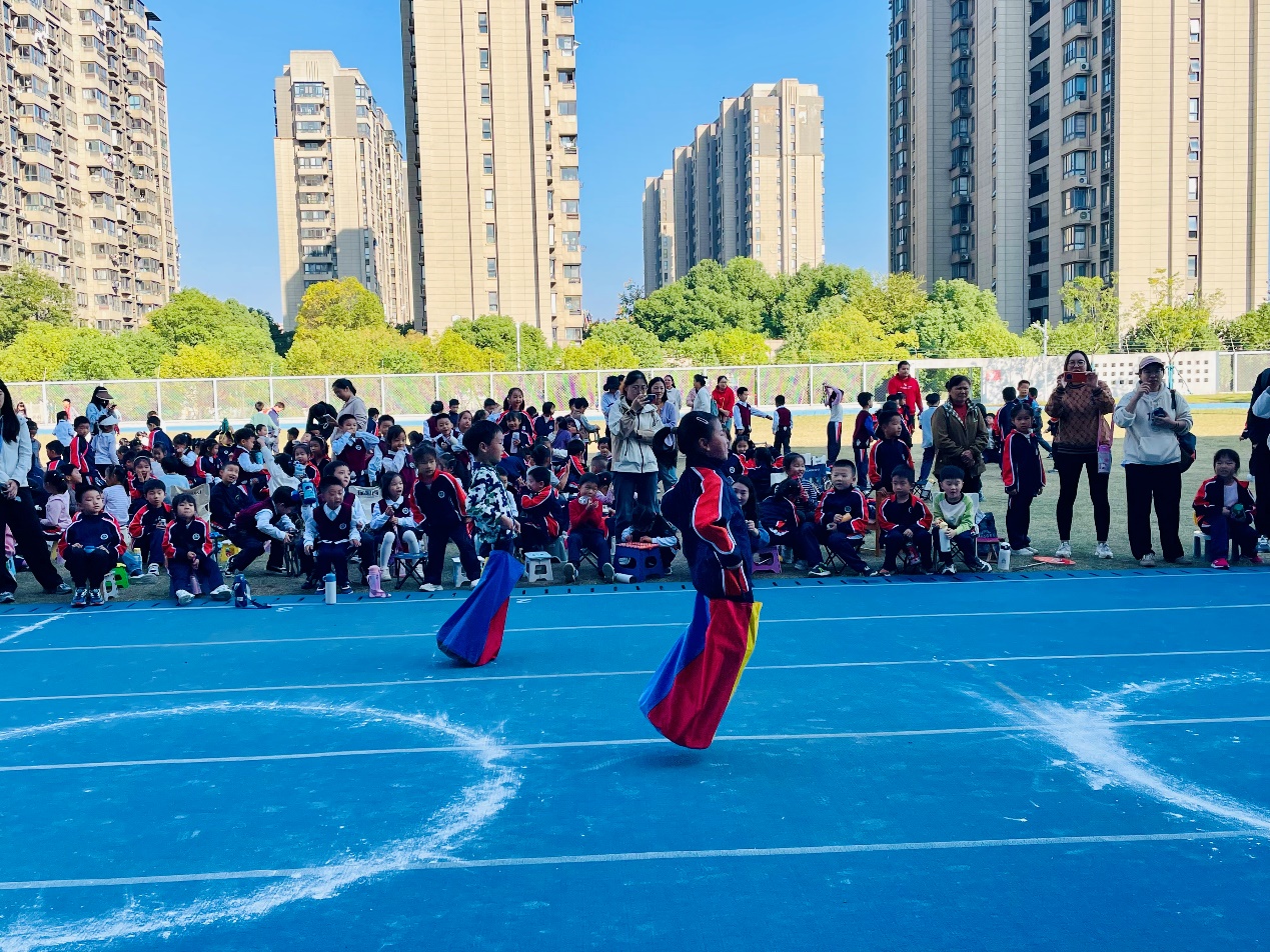 【湖畔·学生活动】秋韵燃动，逐梦赛场——记南京市金陵小学（仙林湖校区）2024—2025学年秋季趣味运动会（一、三年级）_html_m1224ff10.jpg