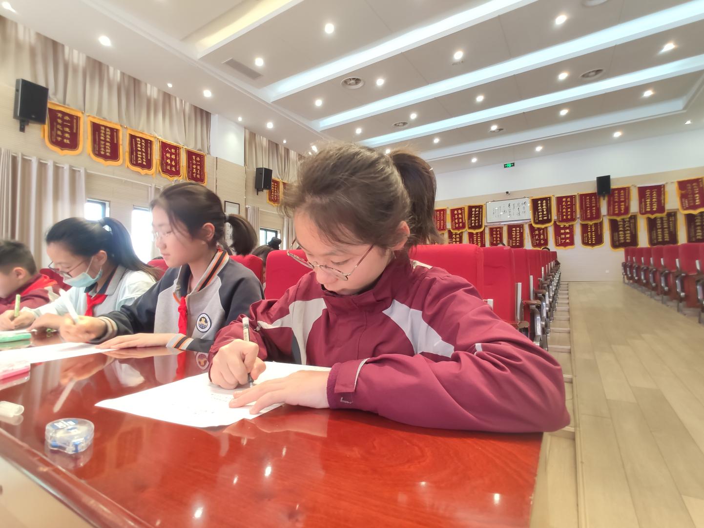 【湖畔光影】墨韵飘香 书写成长——第三届语文活动周之“书法大赛”五年级专场_html_m4ad80375.jpg