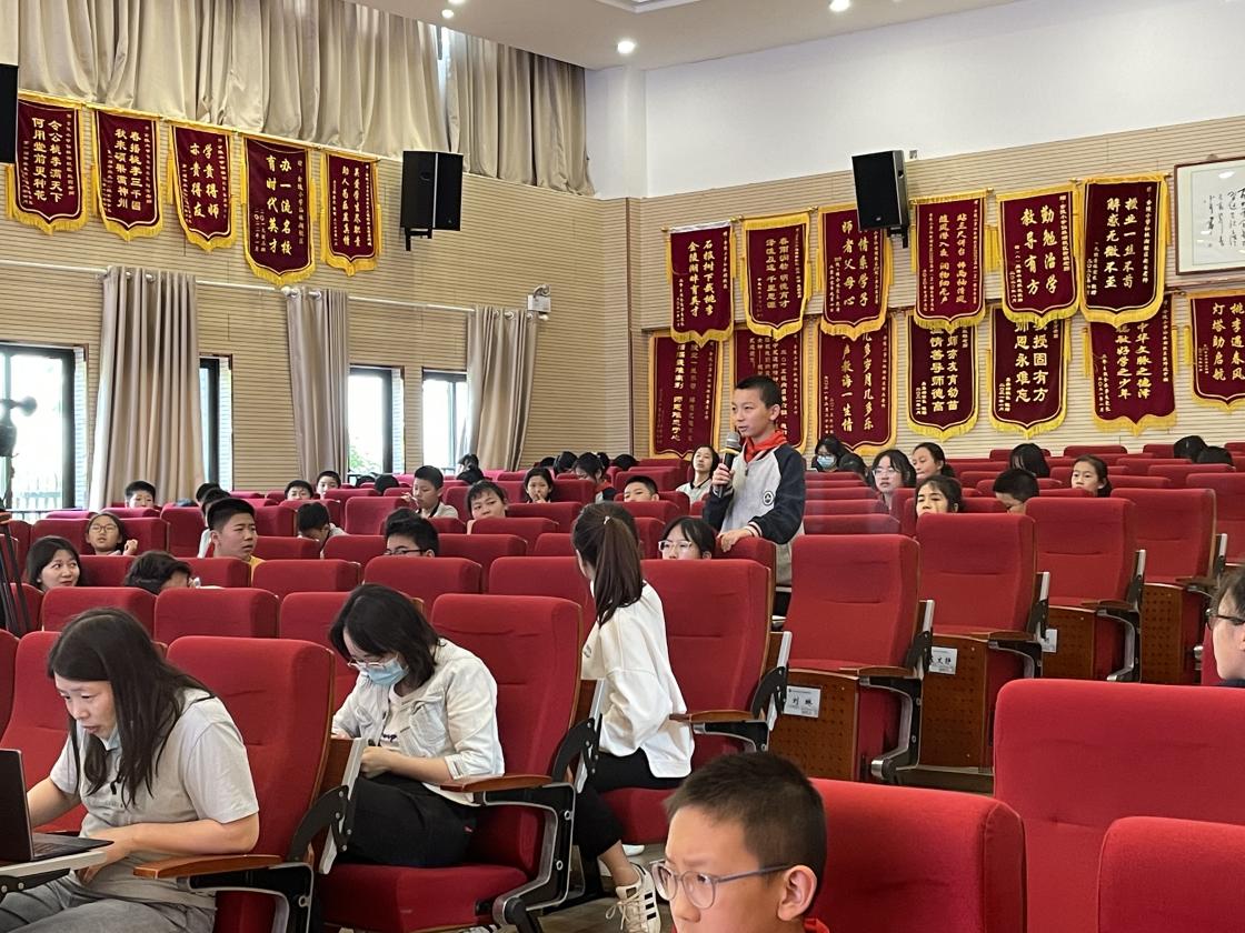 【湖畔光影】第九届“数学故事汇”活动周之小数报编辑进校园_html_738fe5a8.jpg