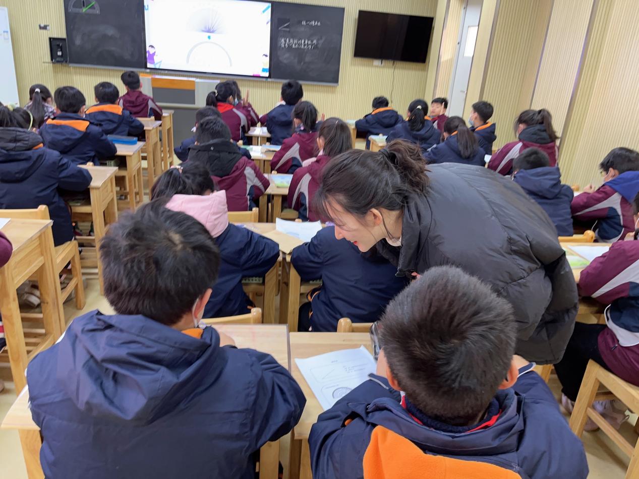 新闻稿 曹静【湖畔光影】数学校本研修之课例研讨（160）(2)_html_m24484641.jpg