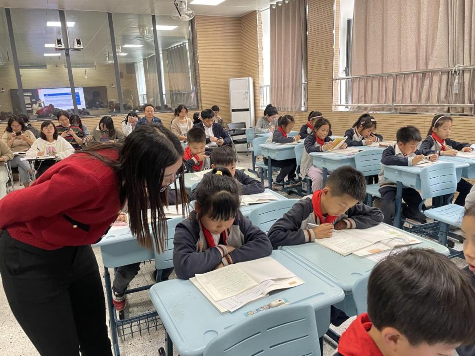 【博学广志】起步有法，指导有路——金陵小学广志路校区语文组校本研修活动_html_6e630ed6.jpg