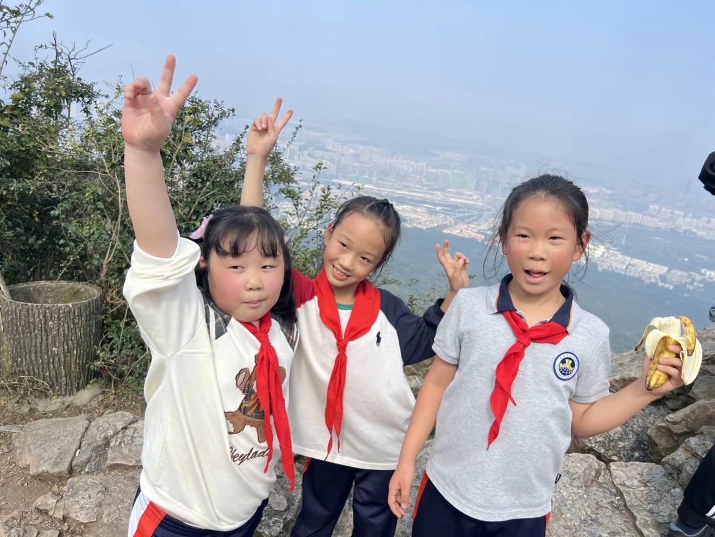 【湖畔·学生活动】向阳而生，逐光而行——金陵小学（仙林湖校区）二年级（1）班亲子登山活动_html_m7cdd5e37.jpg